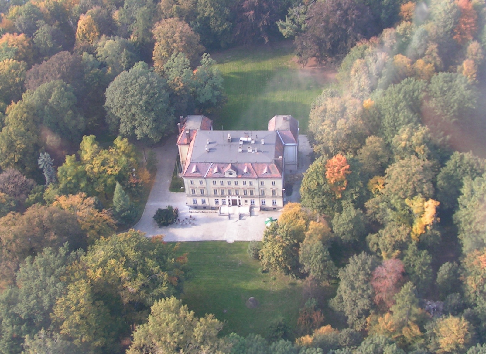 Zdjęcie w galerii na portalu naszraciborz.pl: Absurdy PRL-u. Wojnowicki pałac w czasach szpitalnych wiadomości z regionu