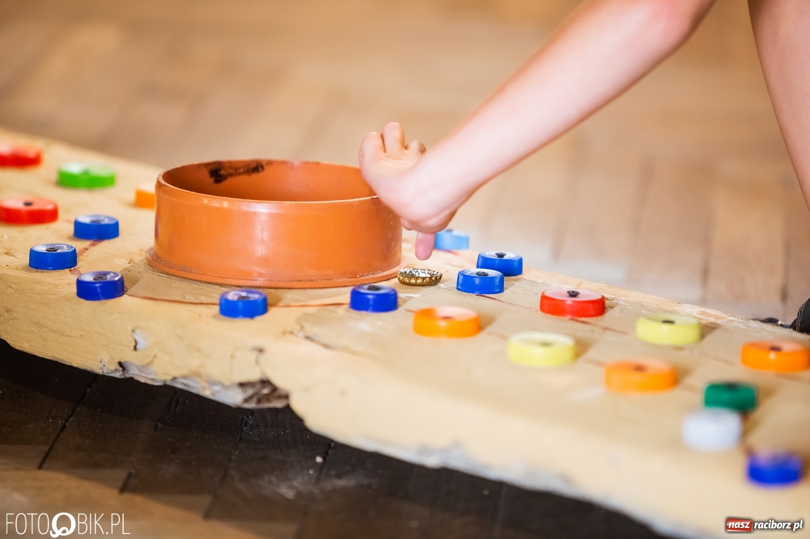 Zdjęcie w galerii na portalu naszraciborz.pl: Krzanowicka kapslomania schowała się do MOK-u wiadomości z regionu