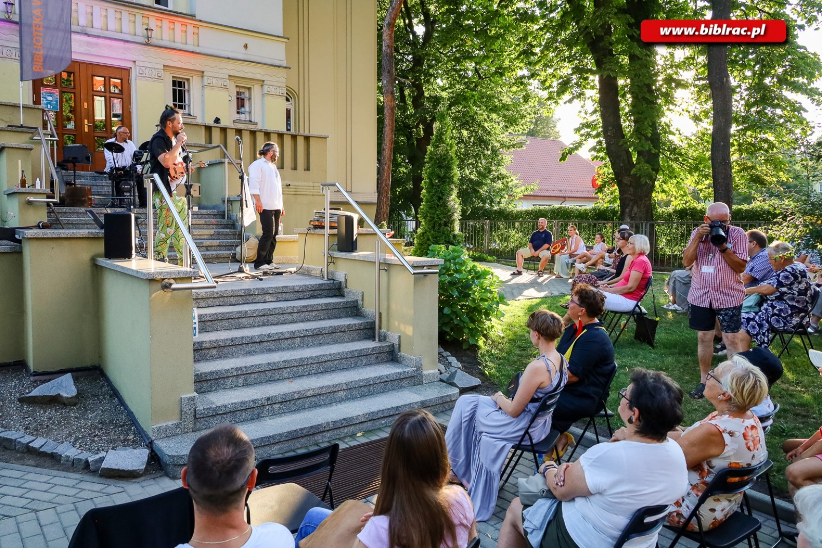 Zdjęcie w galerii na portalu naszraciborz.pl: Historia muzyki w kilku krótkich lekcjach. Bardzo muzyczny Letni Teatr na Schodach wiadomości z regionu