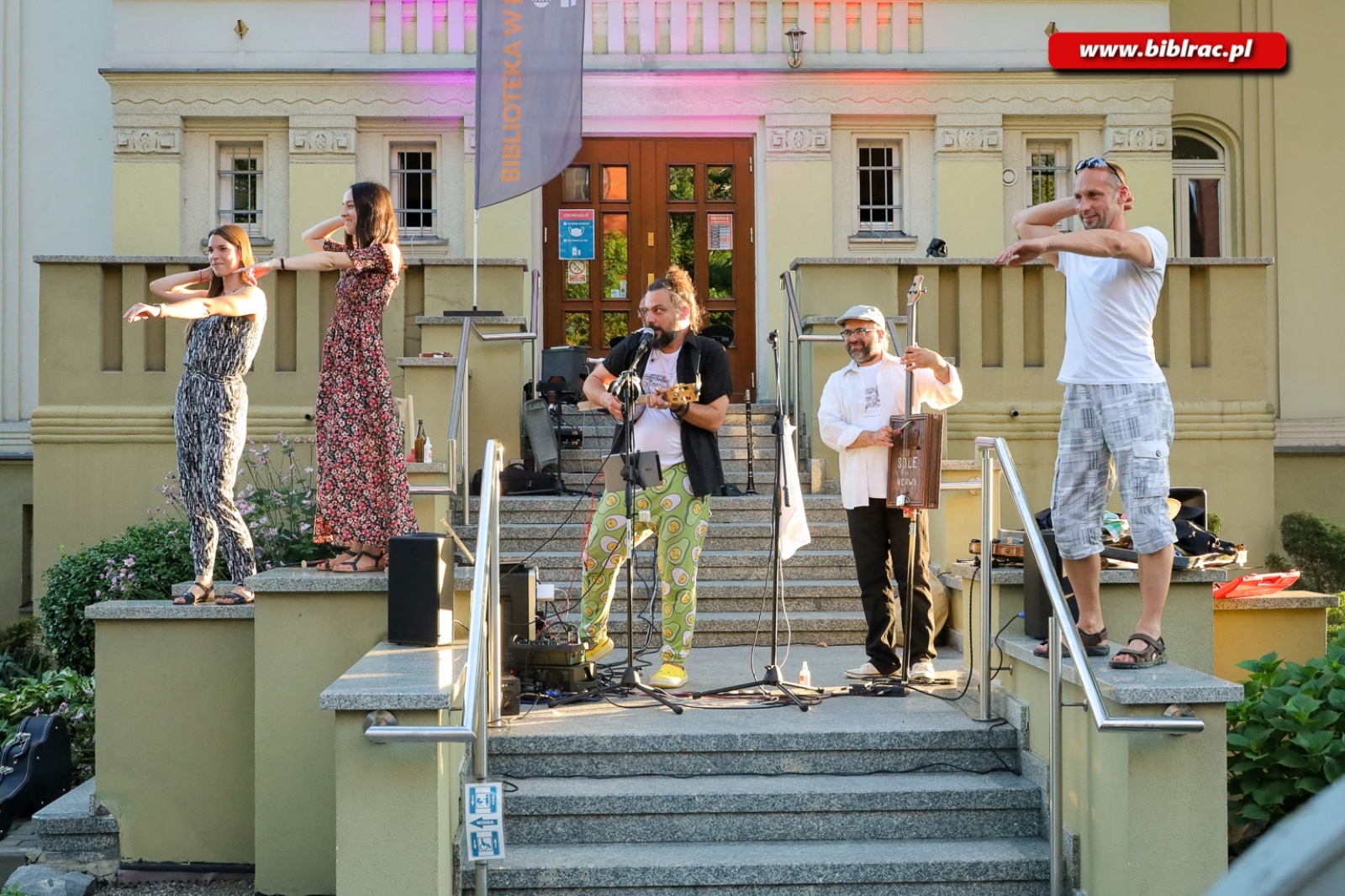 Zdjęcie w galerii na portalu naszraciborz.pl: Historia muzyki w kilku krótkich lekcjach. Bardzo muzyczny Letni Teatr na Schodach wiadomości z regionu