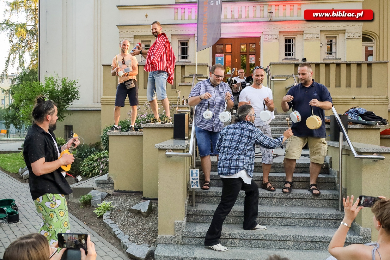 Zdjęcie w galerii na portalu naszraciborz.pl: Historia muzyki w kilku krótkich lekcjach. Bardzo muzyczny Letni Teatr na Schodach wiadomości z regionu