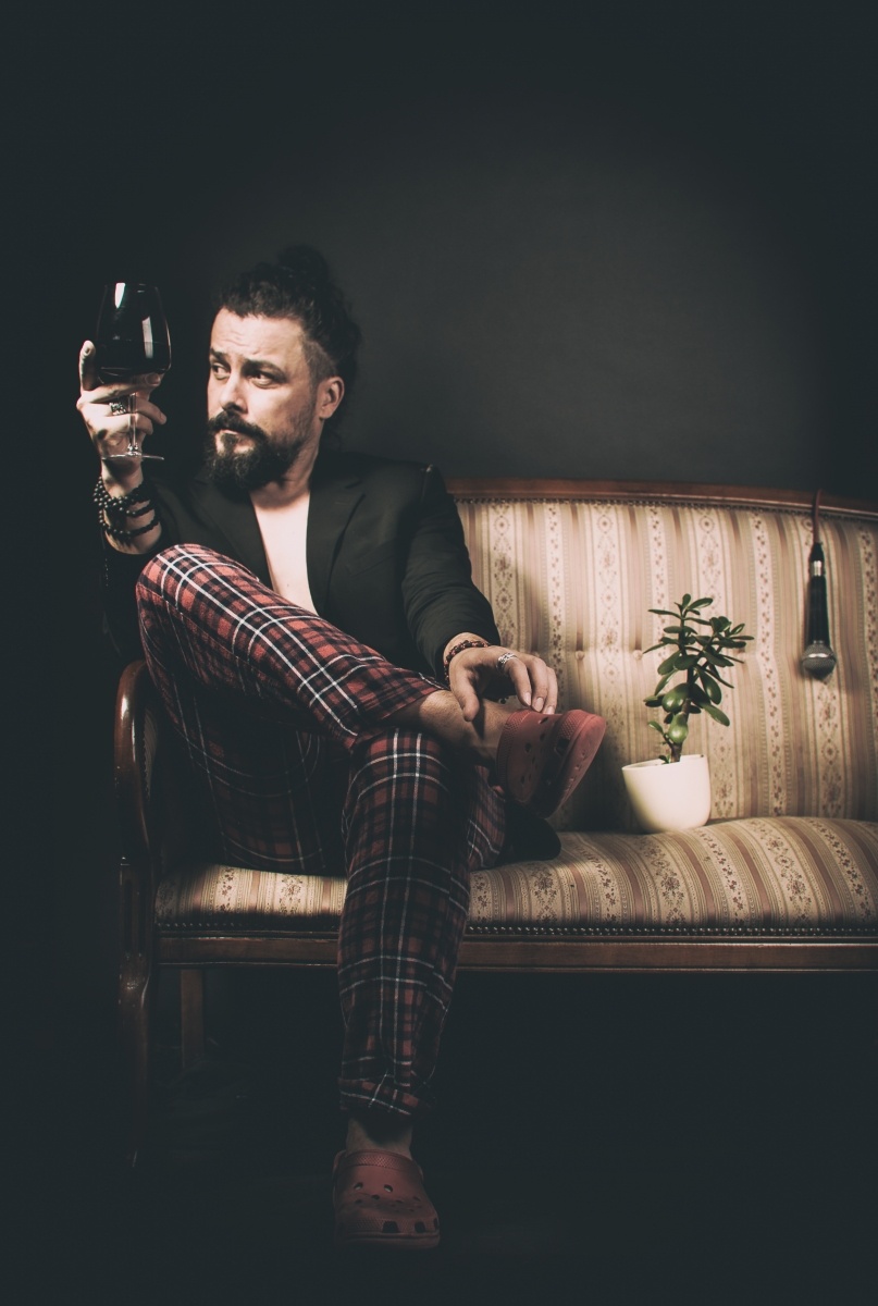 Zdjęcie w galerii na portalu naszraciborz.pl: Biblioteka zaprasza na spektakl - Kawaler wiadomości z regionu