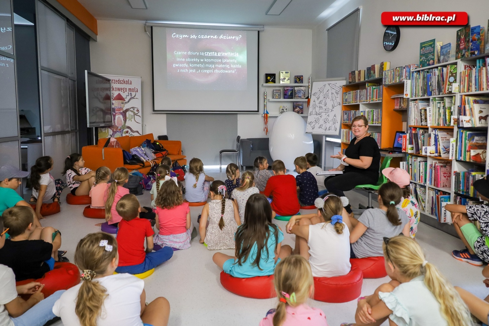 Zdjęcie w galerii na portalu naszraciborz.pl: Czarne dziury i Wielki Wybuch. Kosmiczne lato z biblioteką [FOTO] wiadomości z regionu