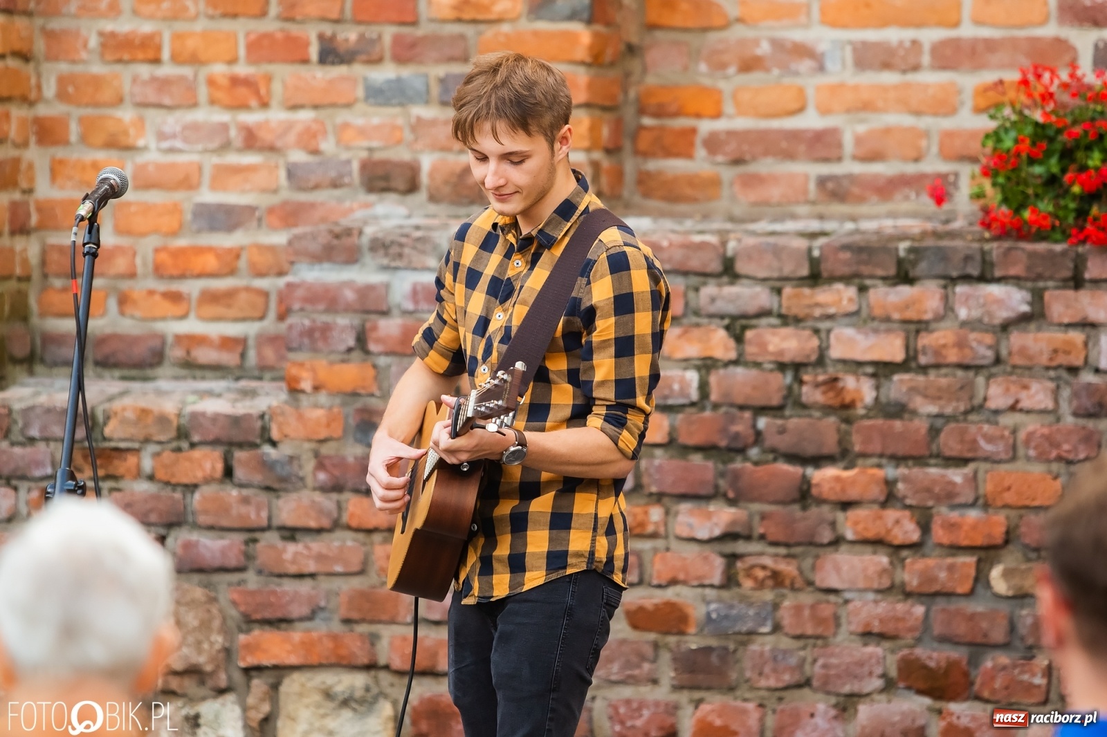 Zdjęcie w galerii na portalu naszraciborz.pl: II letni koncert Mirażu na zamkowym dziedzińcu wiadomości z regionu