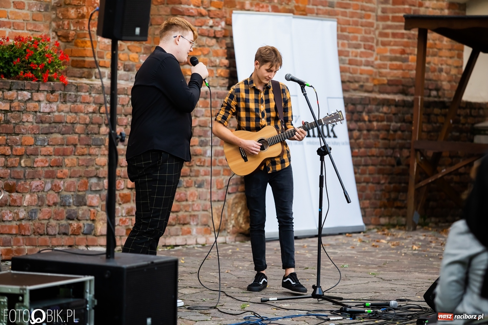 Zdjęcie w galerii na portalu naszraciborz.pl: II letni koncert Mirażu na zamkowym dziedzińcu wiadomości z regionu