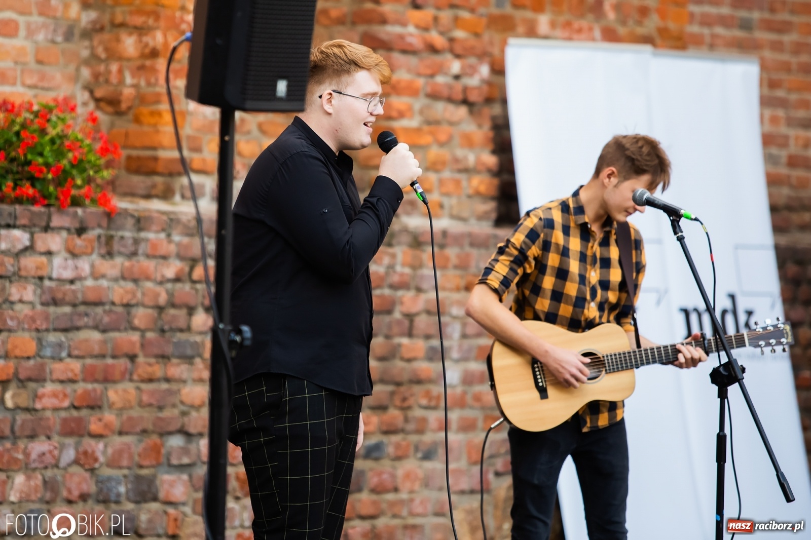 Zdjęcie w galerii na portalu naszraciborz.pl: II letni koncert Mirażu na zamkowym dziedzińcu wiadomości z regionu