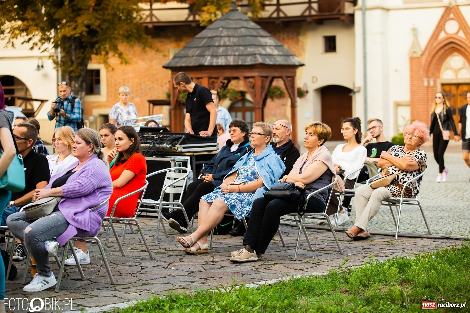 Zdjęcie w galerii na portalu naszraciborz.pl: II letni koncert Mirażu na zamkowym dziedzińcu wiadomości z regionu