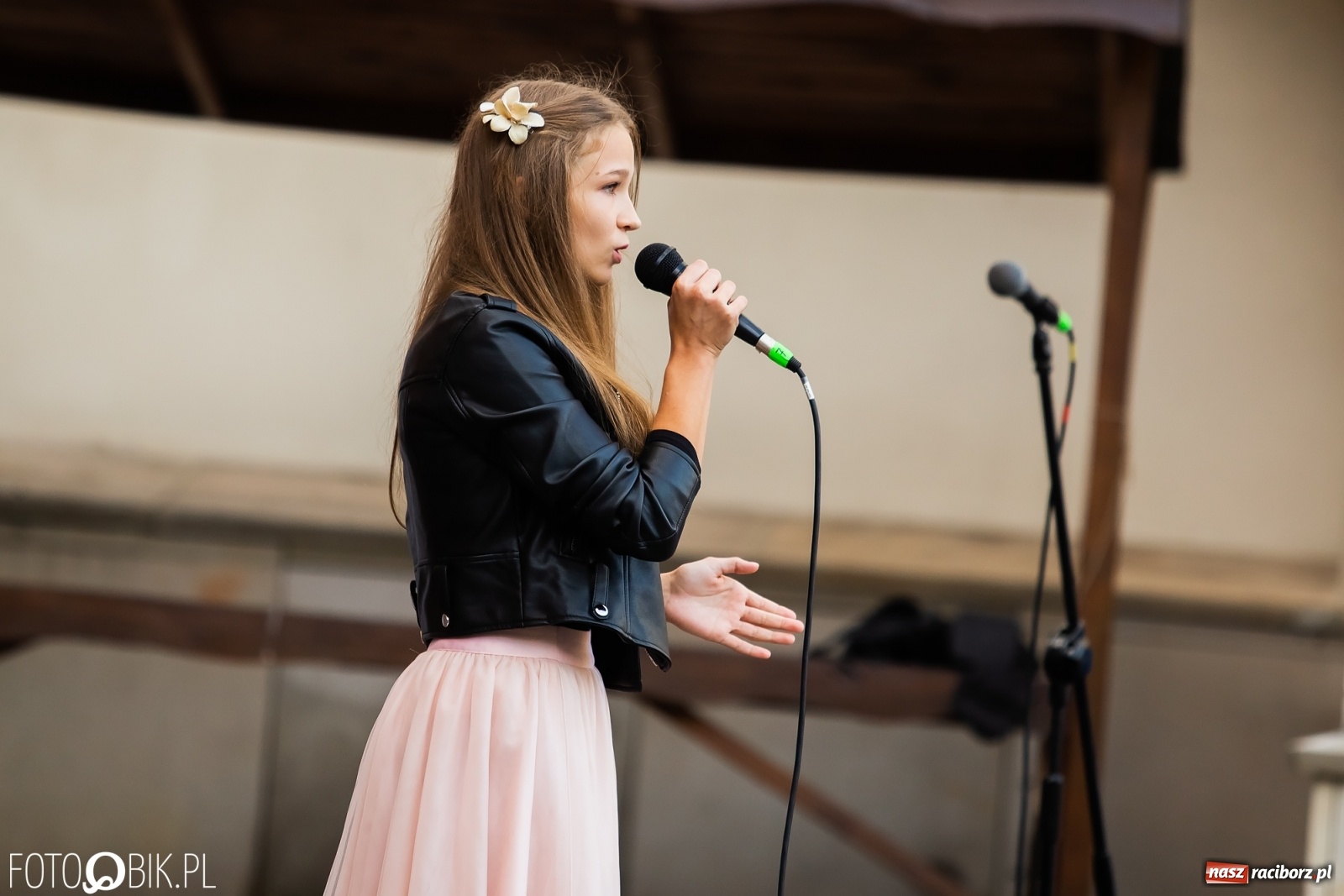 Zdjęcie w galerii na portalu naszraciborz.pl: II letni koncert Mirażu na zamkowym dziedzińcu wiadomości z regionu