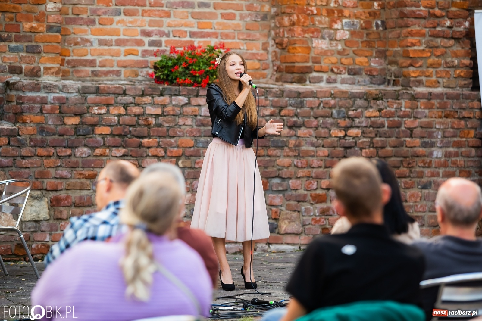 Zdjęcie w galerii na portalu naszraciborz.pl: II letni koncert Mirażu na zamkowym dziedzińcu wiadomości z regionu