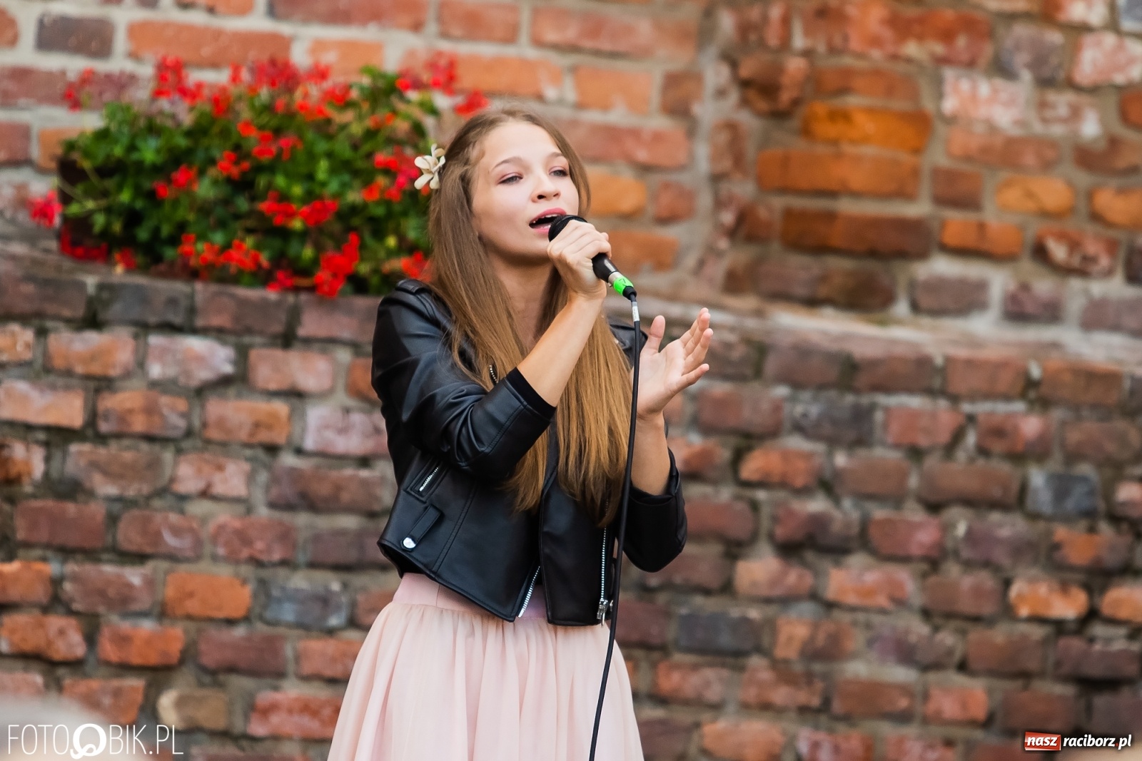 Zdjęcie w galerii na portalu naszraciborz.pl: II letni koncert Mirażu na zamkowym dziedzińcu wiadomości z regionu