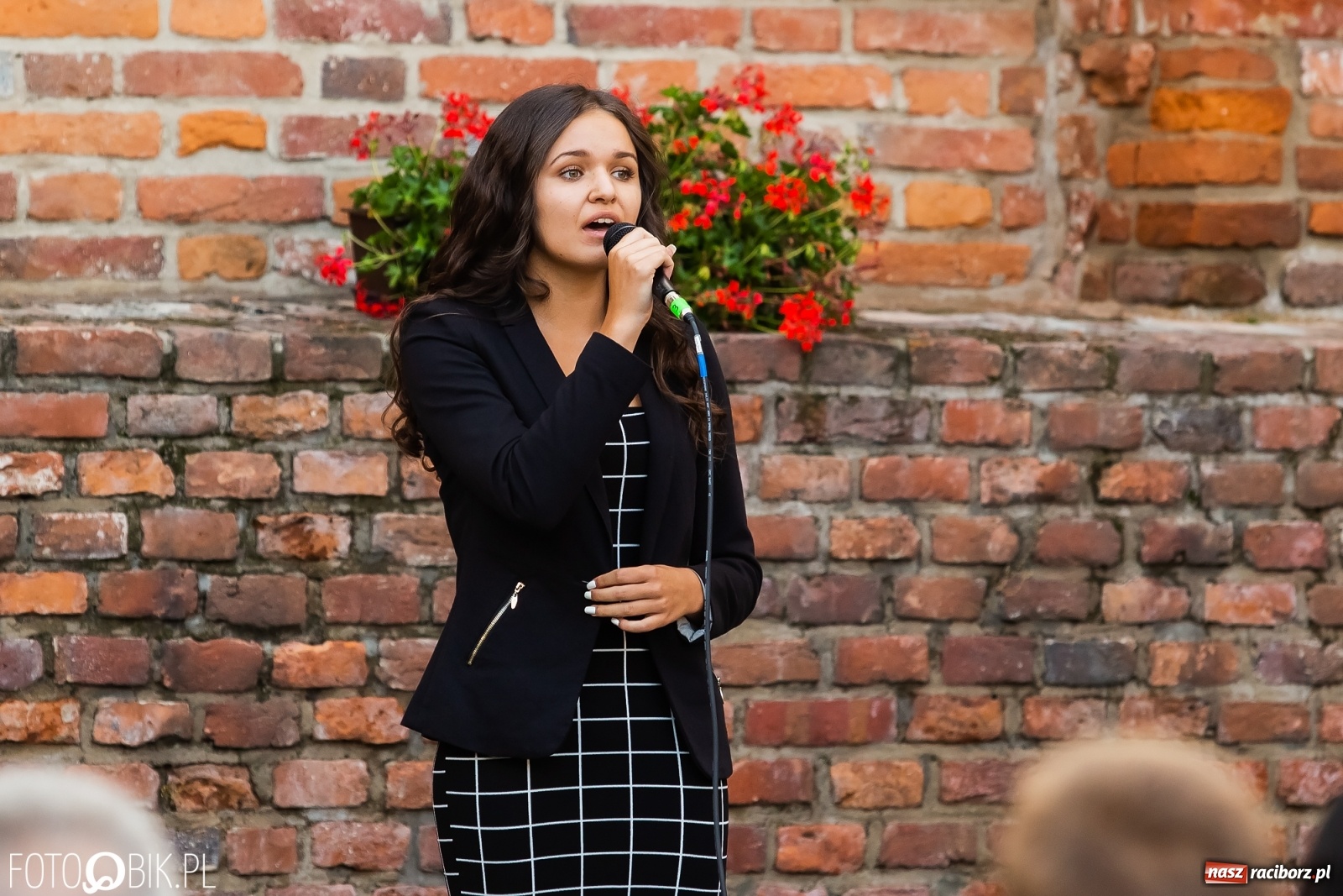 Zdjęcie w galerii na portalu naszraciborz.pl: II letni koncert Mirażu na zamkowym dziedzińcu wiadomości z regionu