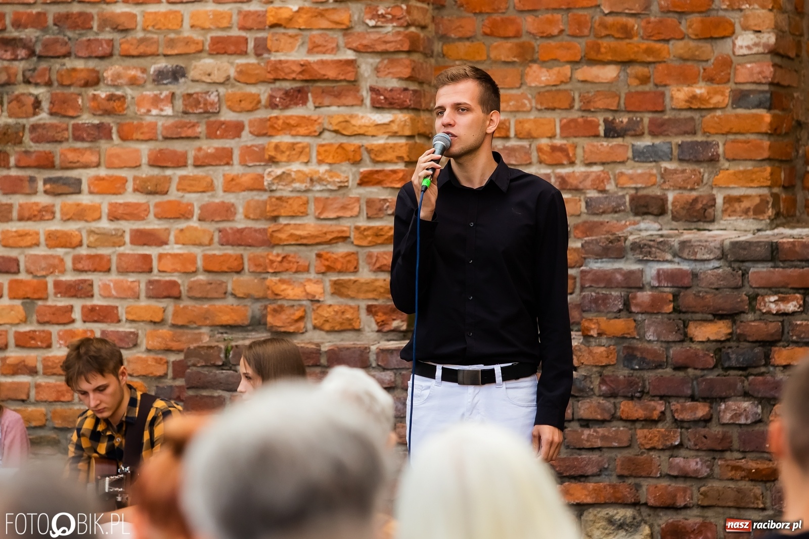 Zdjęcie w galerii na portalu naszraciborz.pl: II letni koncert Mirażu na zamkowym dziedzińcu wiadomości z regionu