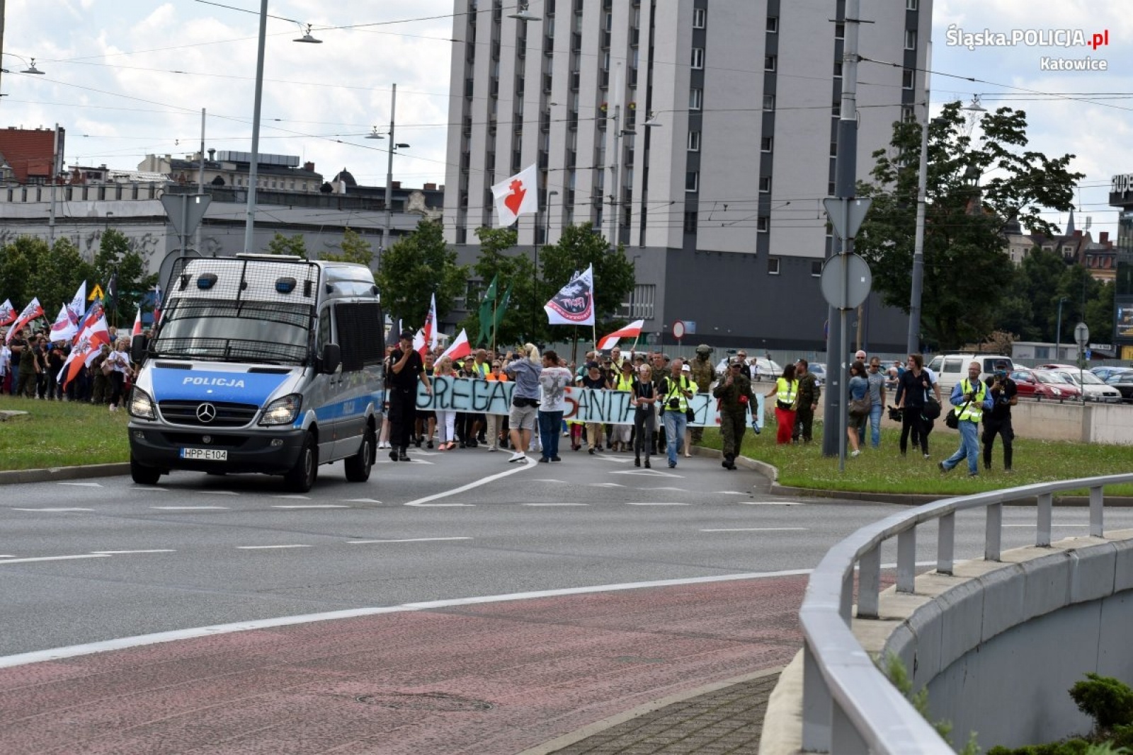 Zdjęcie w galerii na portalu naszraciborz.pl: Katowice: uczestnicy marszu sprzeciwiają się polityce rządu w kwestii Covid-19 [FOTO] wiadomości z regionu