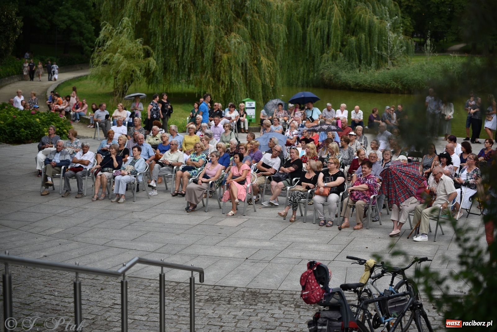 Zdjęcie w galerii na portalu naszraciborz.pl: Operowa kraina uśmiechu w parku m. Roth wiadomości z regionu
