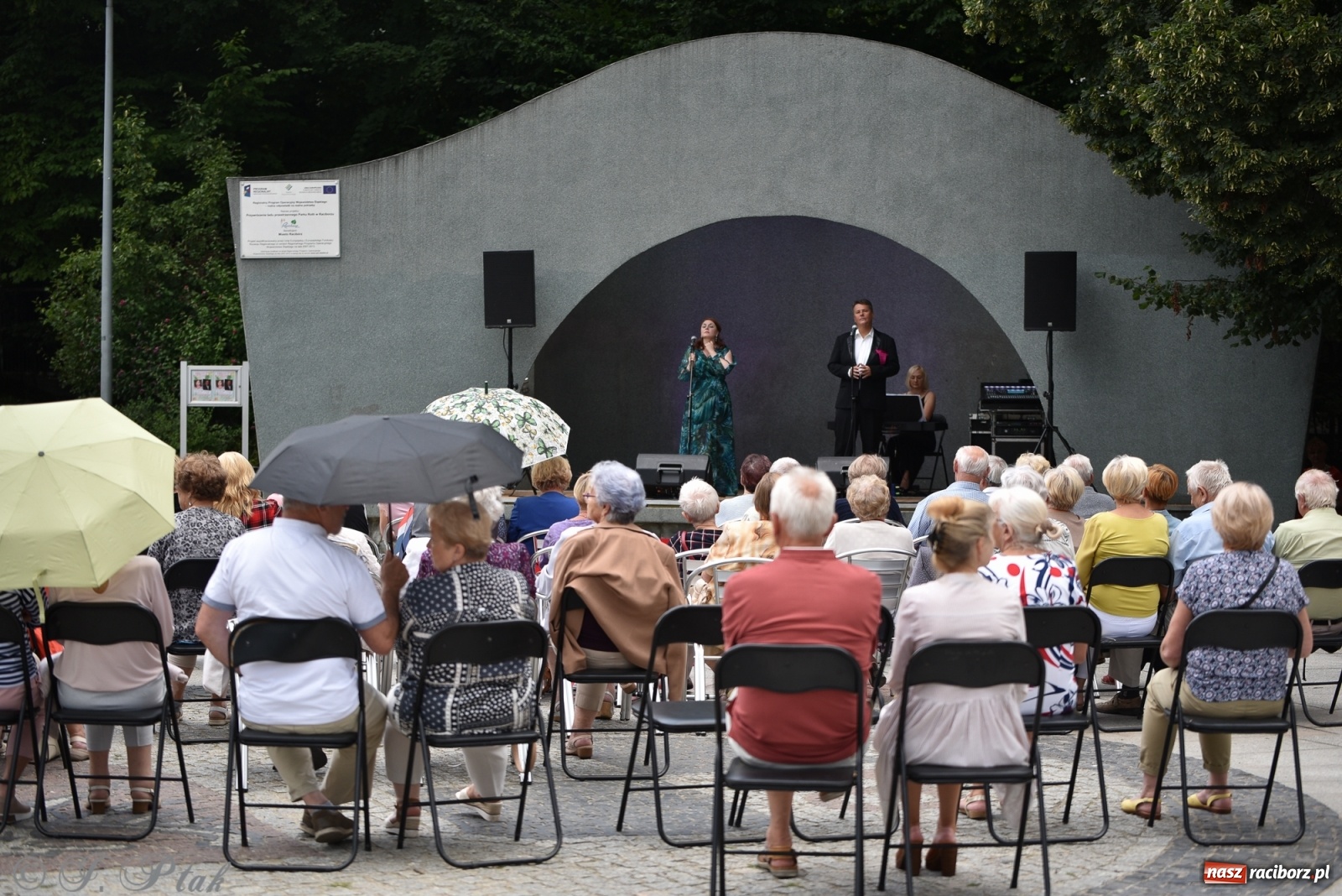 Zdjęcie w galerii na portalu naszraciborz.pl: Operowa kraina uśmiechu w parku m. Roth wiadomości z regionu