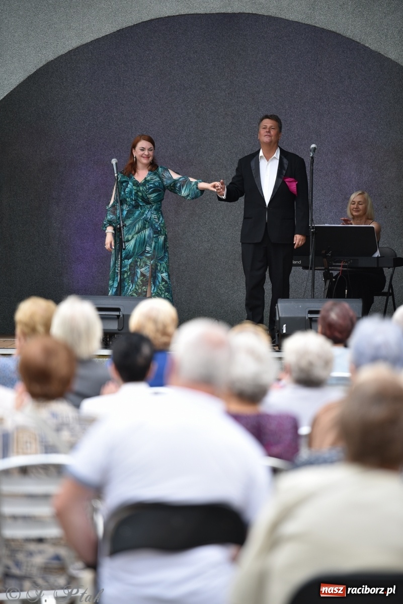 Zdjęcie w galerii na portalu naszraciborz.pl: Operowa kraina uśmiechu w parku m. Roth wiadomości z regionu