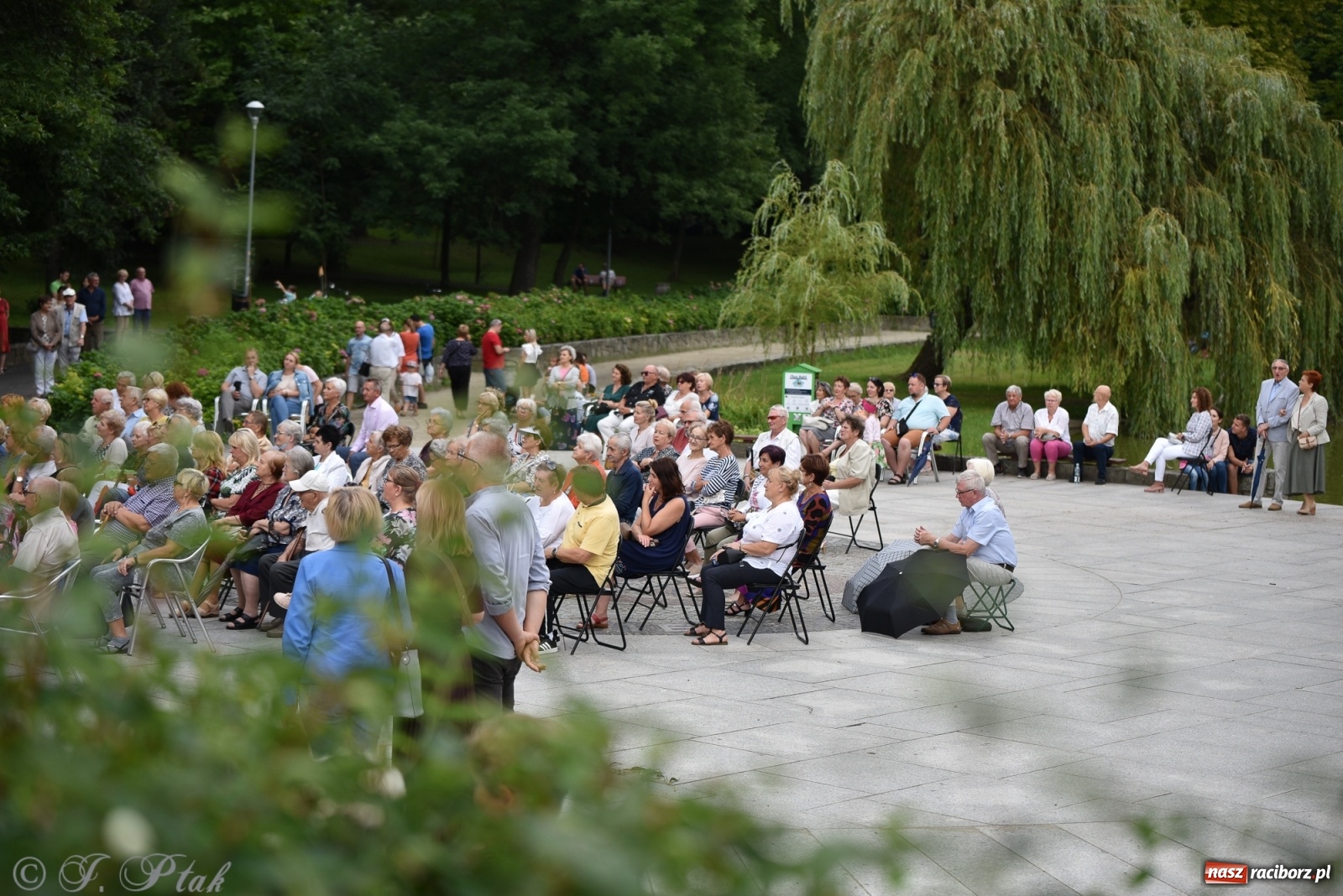 Zdjęcie w galerii na portalu naszraciborz.pl: Operowa kraina uśmiechu w parku m. Roth wiadomości z regionu