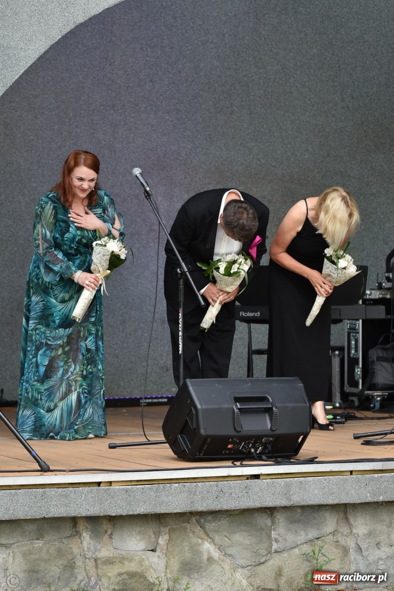 Zdjęcie w galerii na portalu naszraciborz.pl: Operowa kraina uśmiechu w parku m. Roth wiadomości z regionu