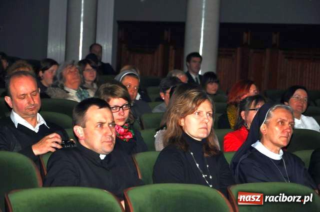 Zdjęcie w galerii na portalu naszraciborz.pl: Medale księdza trafiającego do więźniów wiadomości z regionu