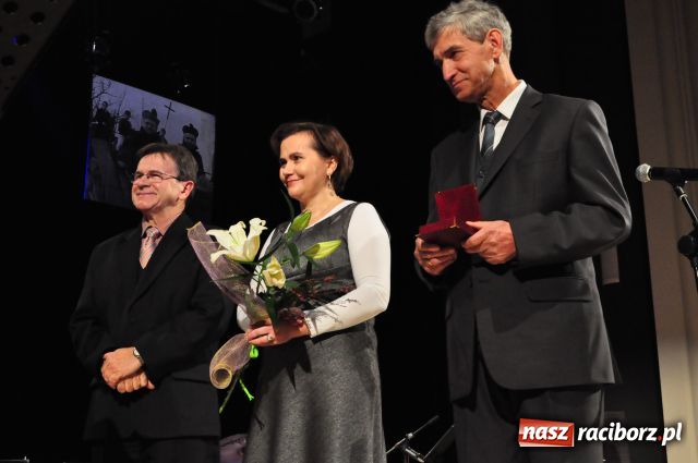 Zdjęcie w galerii na portalu naszraciborz.pl: Medale księdza trafiającego do więźniów wiadomości z regionu