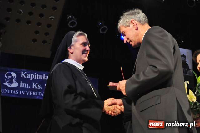 Zdjęcie w galerii na portalu naszraciborz.pl: Medale księdza trafiającego do więźniów wiadomości z regionu