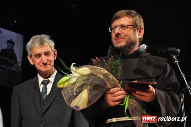 Zdjęcie w galerii na portalu naszraciborz.pl: Medale księdza trafiającego do więźniów wiadomości z regionu