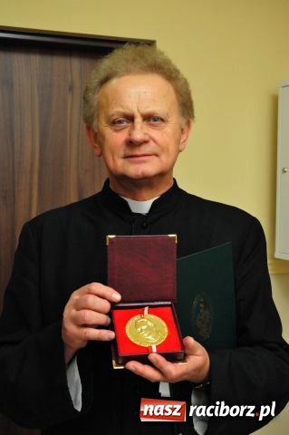 Zdjęcie w galerii na portalu naszraciborz.pl: Medale księdza trafiającego do więźniów wiadomości z regionu