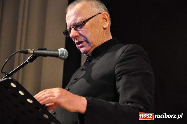 Zdjęcie w galerii na portalu naszraciborz.pl: Medale księdza trafiającego do więźniów wiadomości z regionu