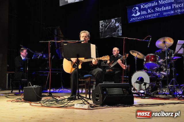 Zdjęcie w galerii na portalu naszraciborz.pl: Medale księdza trafiającego do więźniów wiadomości z regionu