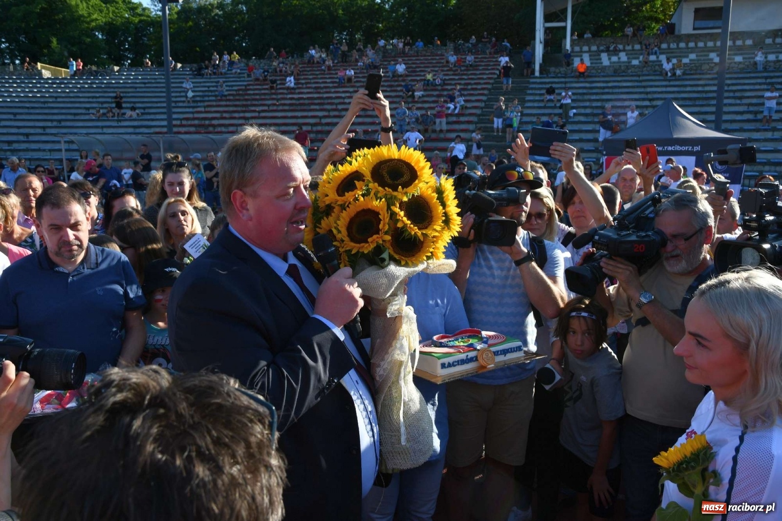 Zdjęcie w galerii na portalu naszraciborz.pl: Wielka feta na Zamkowej. Justyna Święty-Ersetic w rodzinnym Raciborzu [FOTO i WIDEO] wiadomości z regionu
