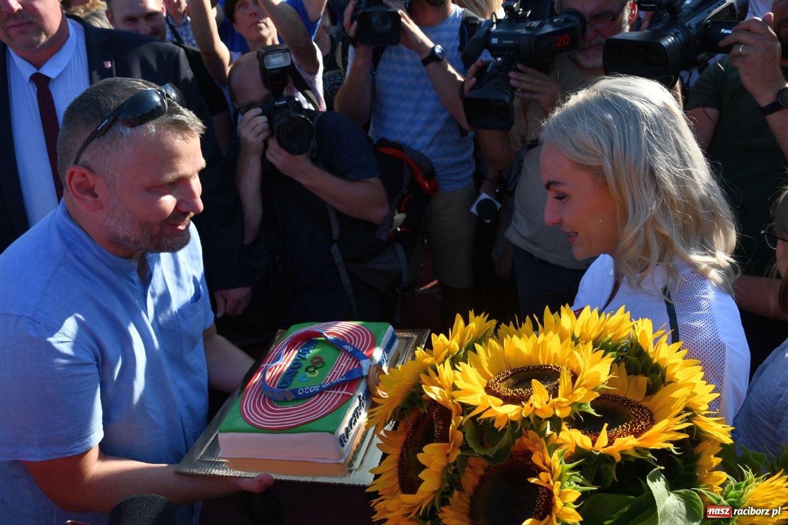 Zdjęcie w galerii na portalu naszraciborz.pl: Wielka feta na Zamkowej. Justyna Święty-Ersetic w rodzinnym Raciborzu [FOTO i WIDEO] wiadomości z regionu