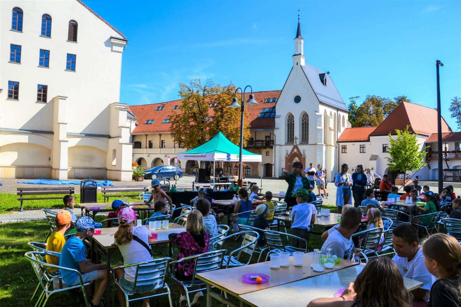 Zdjęcie w galerii na portalu naszraciborz.pl: Warsztaty rakietowo-wystrzałowe, czyli akcja „WAKACJE w POWIECIE” na Zamku Piastowskim wiadomości z regionu
