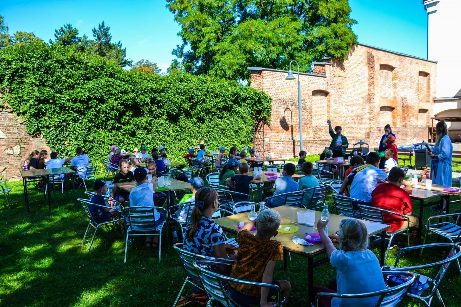 Zdjęcie w galerii na portalu naszraciborz.pl: Warsztaty rakietowo-wystrzałowe, czyli akcja „WAKACJE w POWIECIE” na Zamku Piastowskim wiadomości z regionu