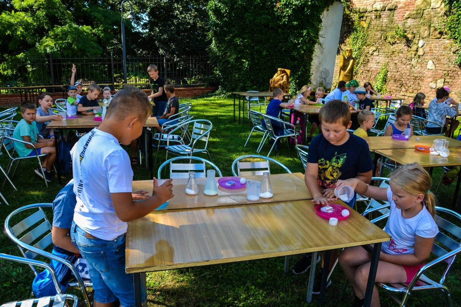 Zdjęcie w galerii na portalu naszraciborz.pl: Warsztaty rakietowo-wystrzałowe, czyli akcja „WAKACJE w POWIECIE” na Zamku Piastowskim wiadomości z regionu