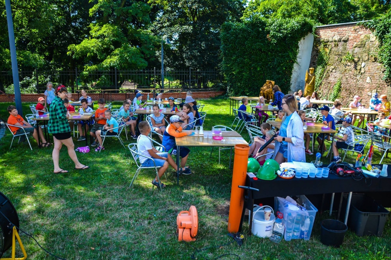 Zdjęcie w galerii na portalu naszraciborz.pl: Warsztaty rakietowo-wystrzałowe, czyli akcja „WAKACJE w POWIECIE” na Zamku Piastowskim wiadomości z regionu