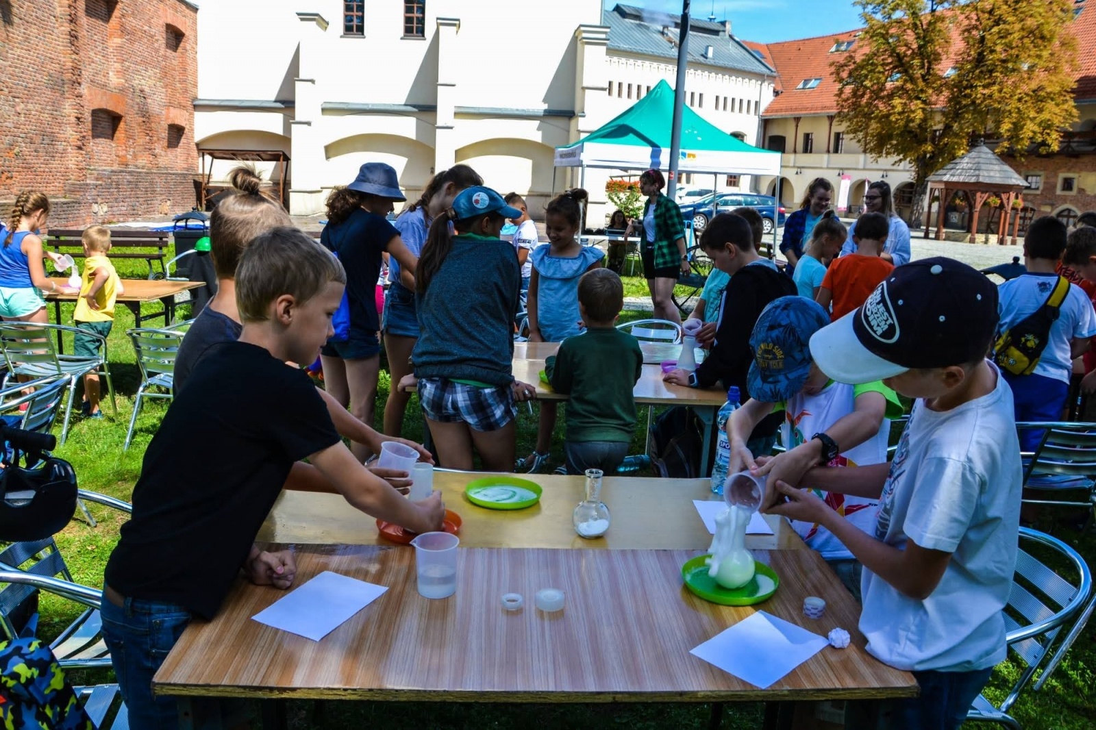 Zdjęcie w galerii na portalu naszraciborz.pl: Warsztaty rakietowo-wystrzałowe, czyli akcja „WAKACJE w POWIECIE” na Zamku Piastowskim wiadomości z regionu