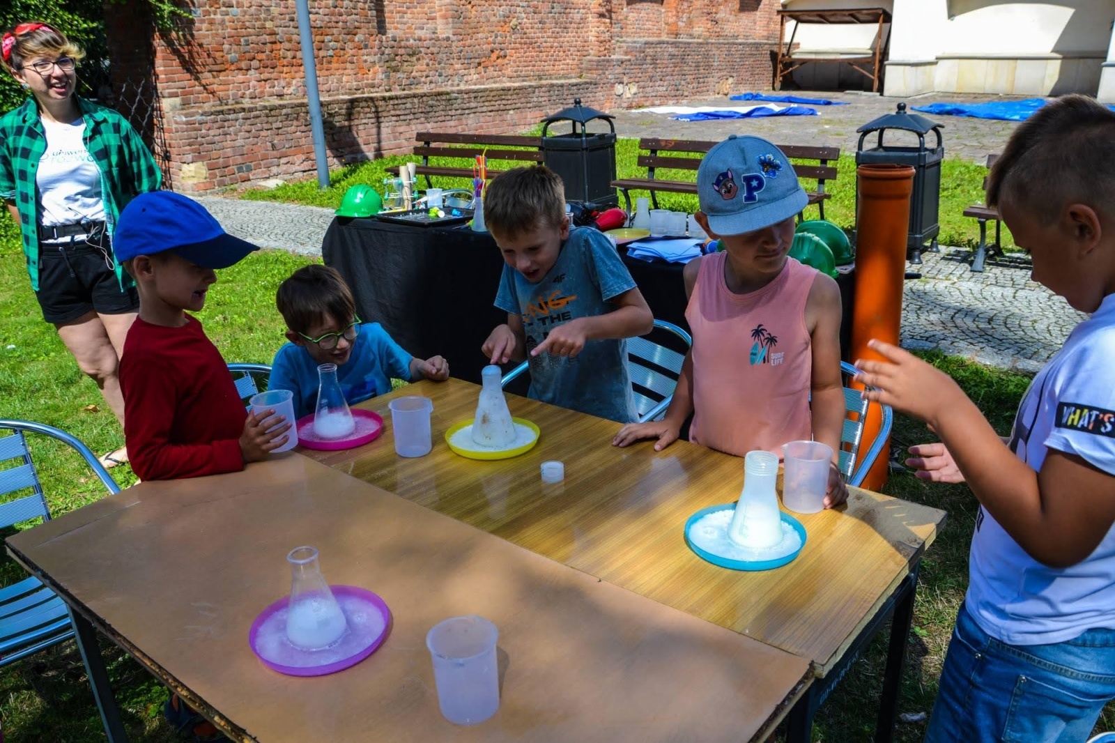 Zdjęcie w galerii na portalu naszraciborz.pl: Warsztaty rakietowo-wystrzałowe, czyli akcja „WAKACJE w POWIECIE” na Zamku Piastowskim wiadomości z regionu