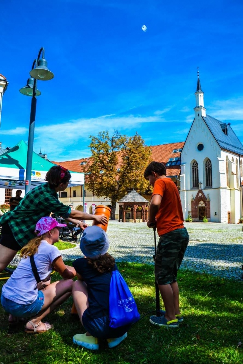 Zdjęcie w galerii na portalu naszraciborz.pl: Warsztaty rakietowo-wystrzałowe, czyli akcja „WAKACJE w POWIECIE” na Zamku Piastowskim wiadomości z regionu