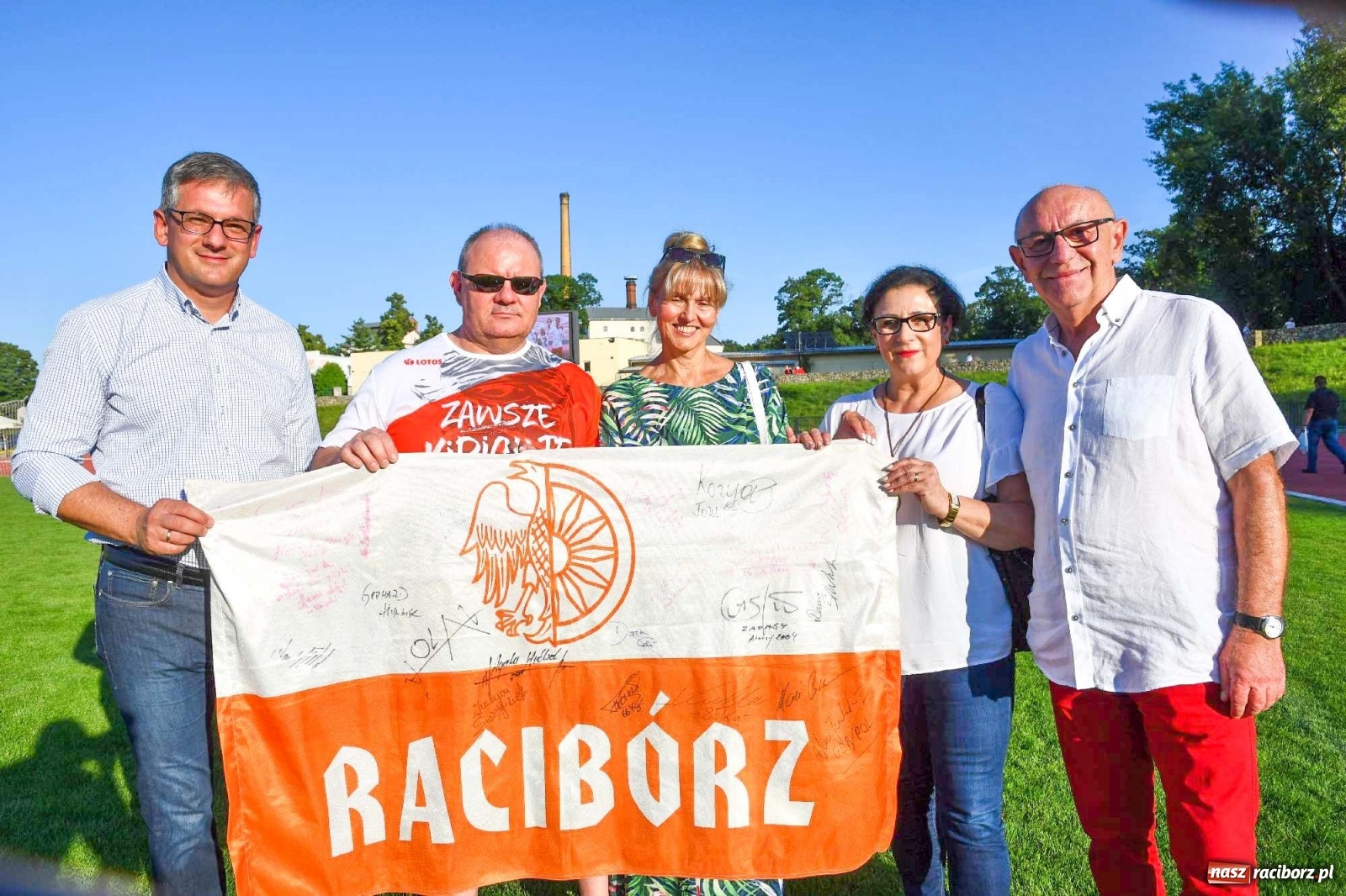 Zdjęcie w galerii na portalu naszraciborz.pl: Legendarna olimpijska flaga Raciborza z podpisem Justyny. Czy zobaczy ją Paryż? wiadomości z regionu