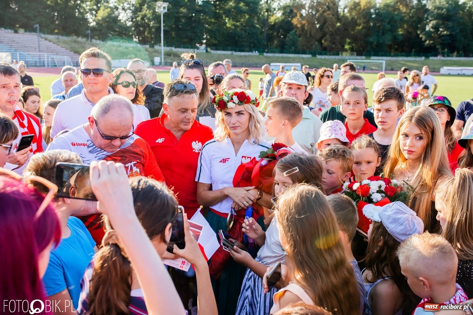Zdjęcie w galerii na portalu naszraciborz.pl: Legendarna olimpijska flaga Raciborza z podpisem Justyny. Czy zobaczy ją Paryż? wiadomości z regionu