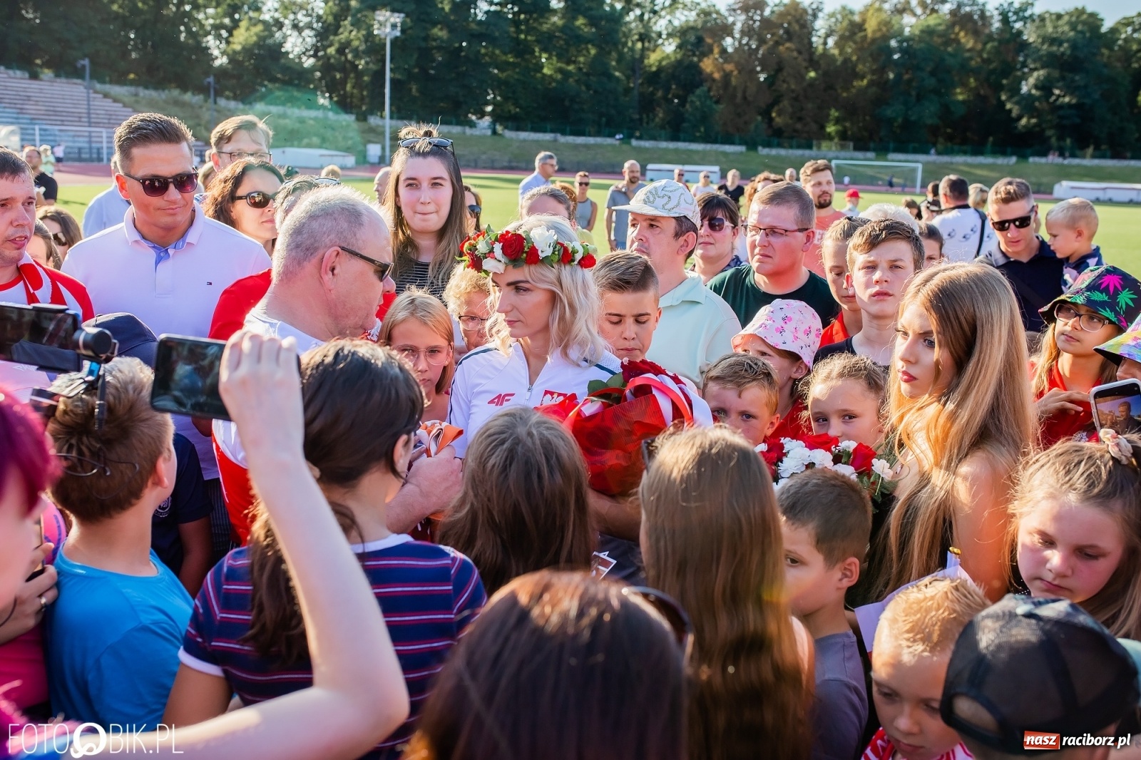 Zdjęcie w galerii na portalu naszraciborz.pl: Legendarna olimpijska flaga Raciborza z podpisem Justyny. Czy zobaczy ją Paryż? wiadomości z regionu