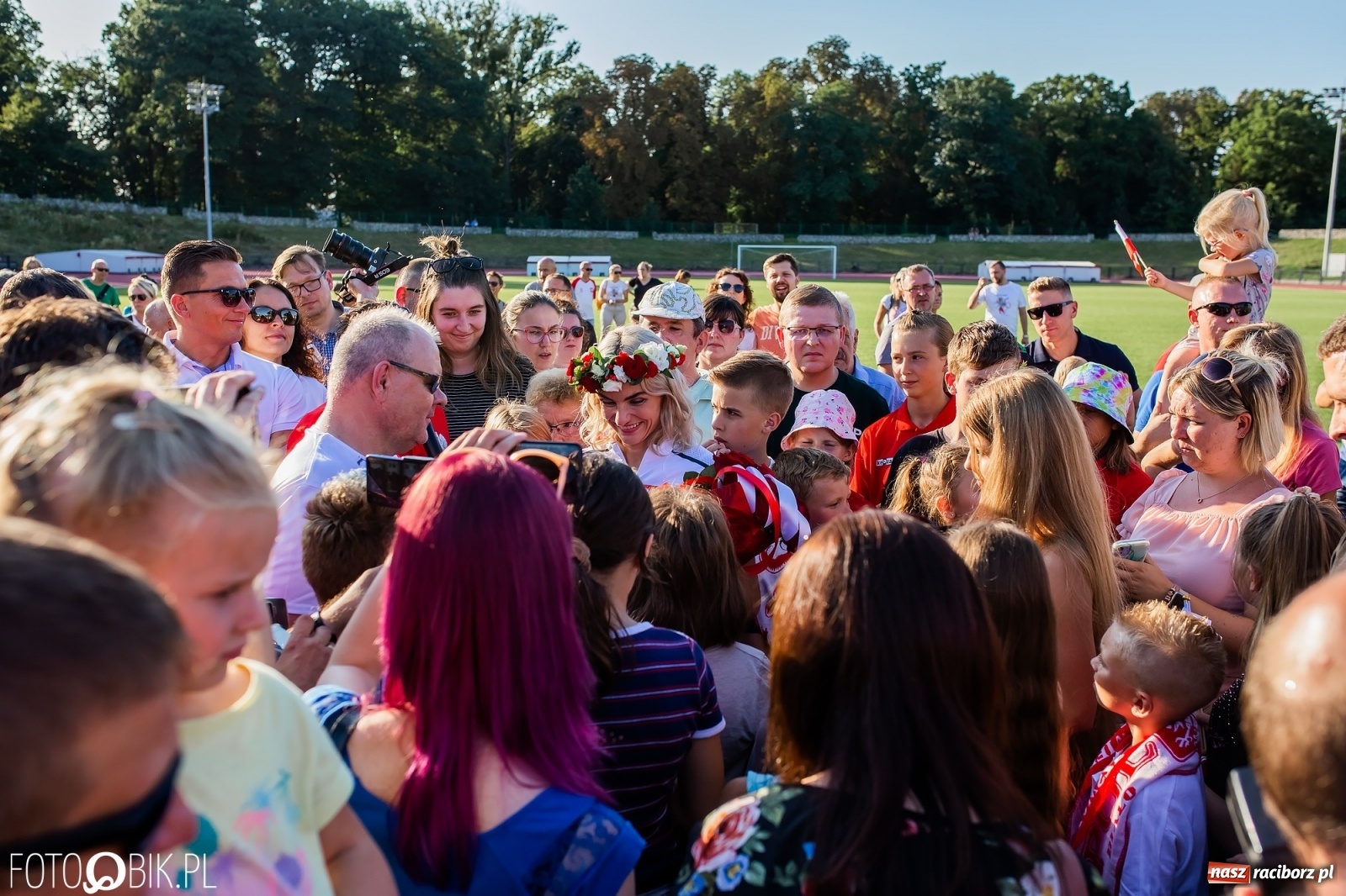 Zdjęcie w galerii na portalu naszraciborz.pl: Legendarna olimpijska flaga Raciborza z podpisem Justyny. Czy zobaczy ją Paryż? wiadomości z regionu