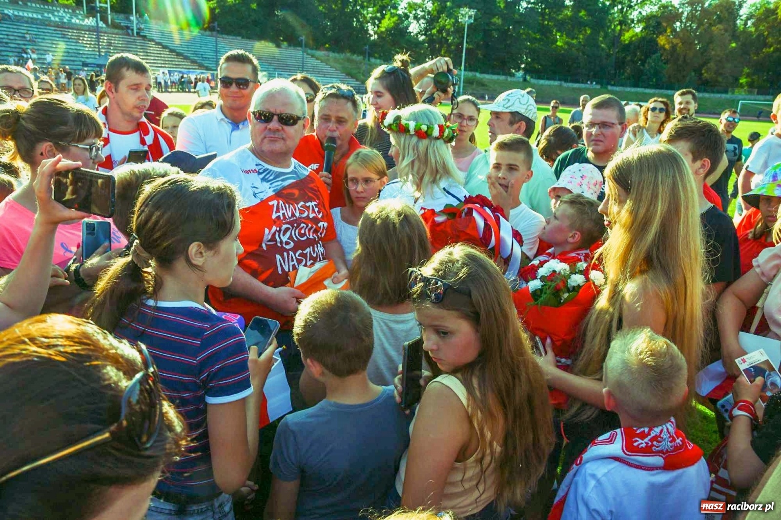 Zdjęcie w galerii na portalu naszraciborz.pl: Legendarna olimpijska flaga Raciborza z podpisem Justyny. Czy zobaczy ją Paryż? wiadomości z regionu