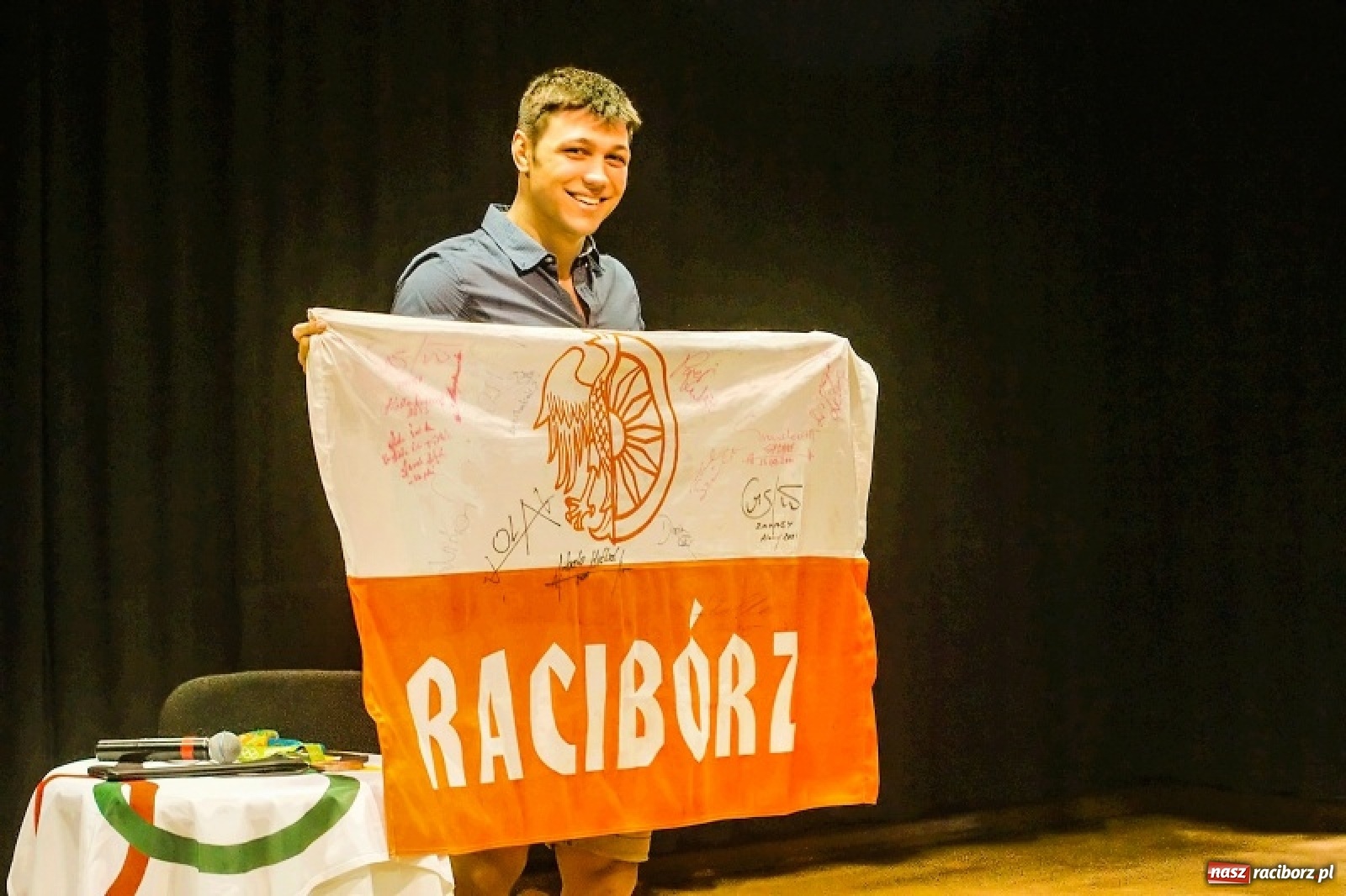 Zdjęcie w galerii na portalu naszraciborz.pl: Legendarna olimpijska flaga Raciborza z podpisem Justyny. Czy zobaczy ją Paryż? wiadomości z regionu