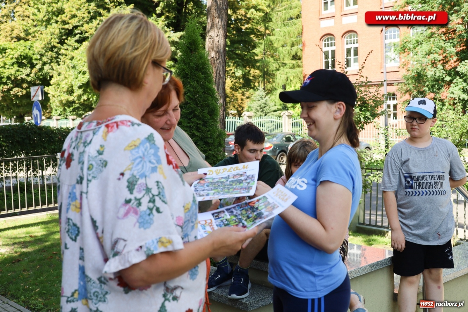 Zdjęcie w galerii na portalu naszraciborz.pl: Alpakoterapia na zakończenie Lata z biblioteką dla osób z niepełnosprawnościami wiadomości z regionu