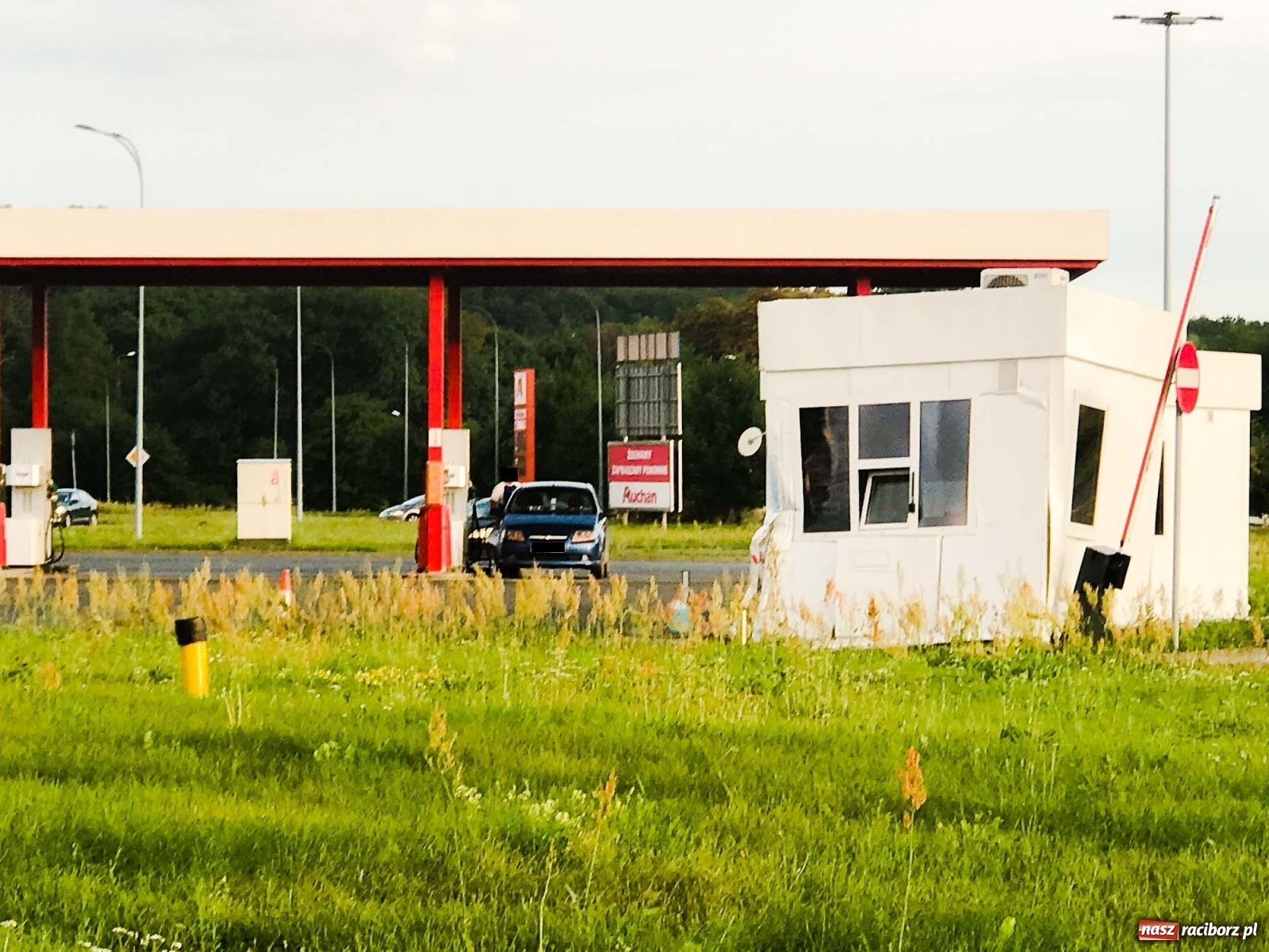 Zdjęcie w galerii na portalu naszraciborz.pl: Zdemolowany punkt kasowy na stacji przy Auchan. Co się stało? wiadomości z regionu