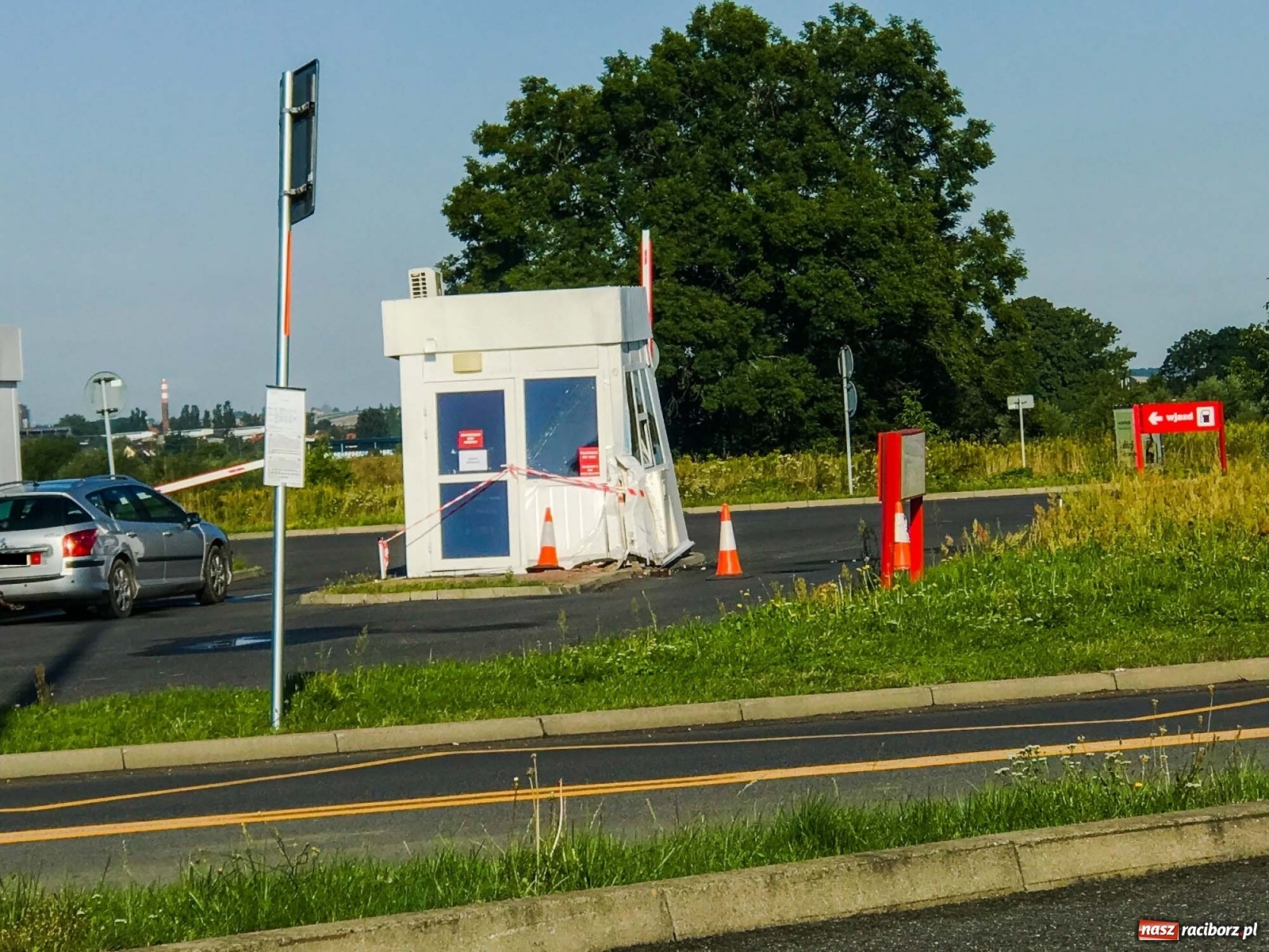 Zdjęcie w galerii na portalu naszraciborz.pl: Zdemolowany punkt kasowy na stacji przy Auchan. Co się stało? wiadomości z regionu