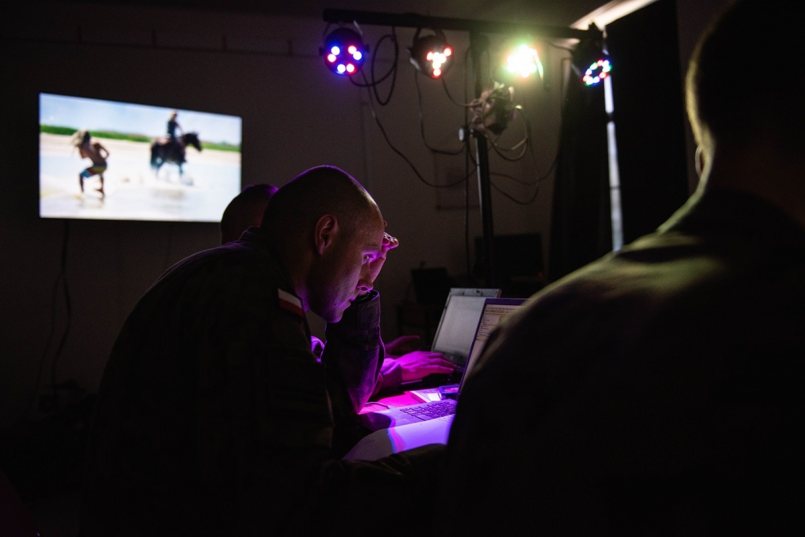 Zdjęcie w galerii na portalu naszraciborz.pl: Śląscy terytorialsi szkolą się jak planować poszukiwania wiadomości z regionu