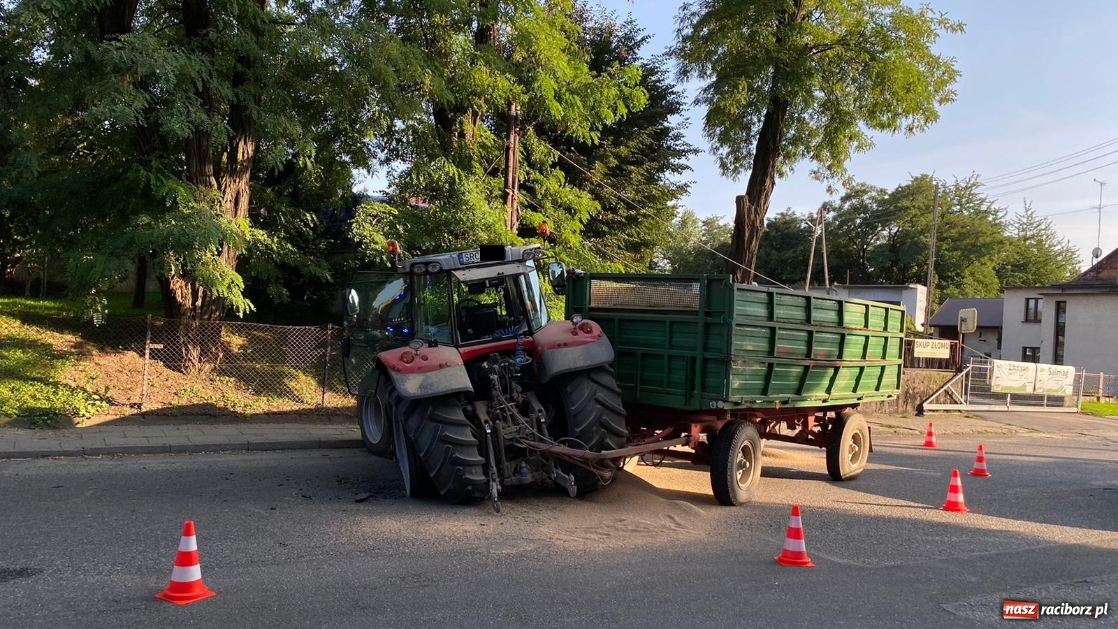 Zdjęcie w galerii na portalu naszraciborz.pl: Uszkodzony traktor, ogrodzenie i słup. Groźne zdarzenie w Krzanowicach [FOTO] wiadomości z regionu