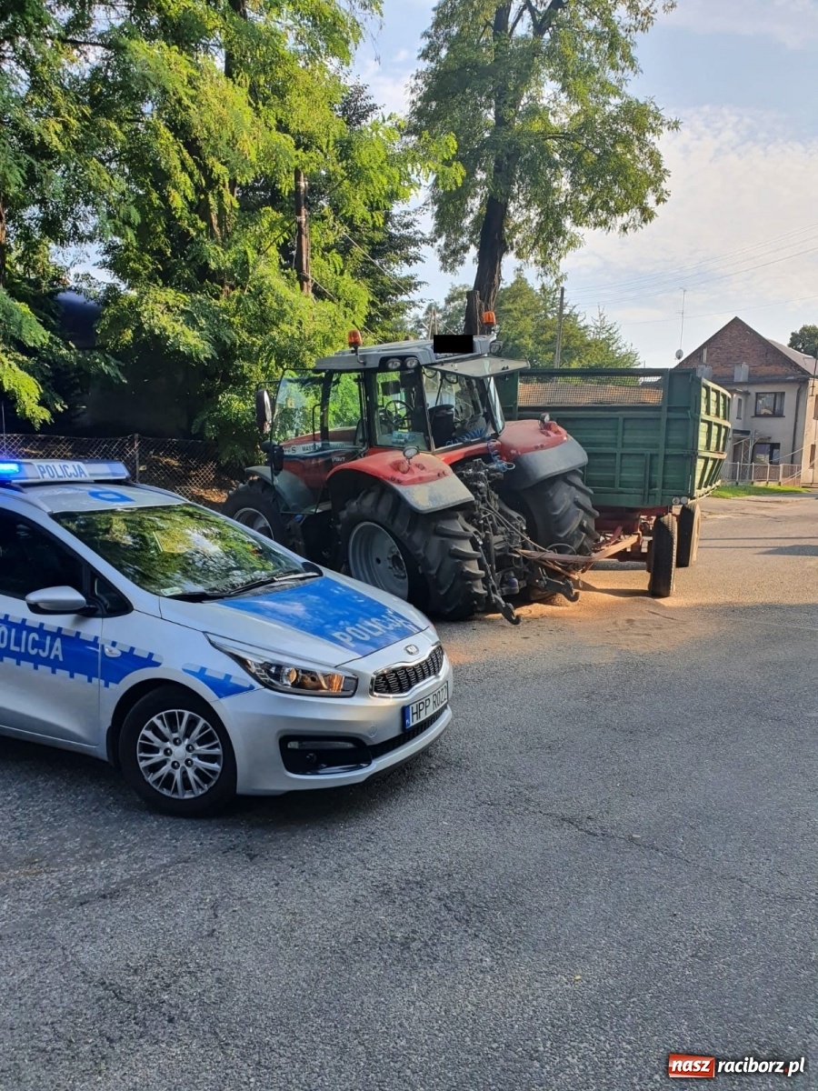 Zdjęcie w galerii na portalu naszraciborz.pl: Uszkodzony traktor, ogrodzenie i słup. Groźne zdarzenie w Krzanowicach [FOTO] wiadomości z regionu